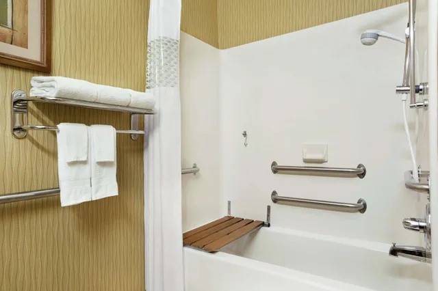 غرفة بسرير كينج مع أريكة، HAMPTON INN FINDLAY 4/4