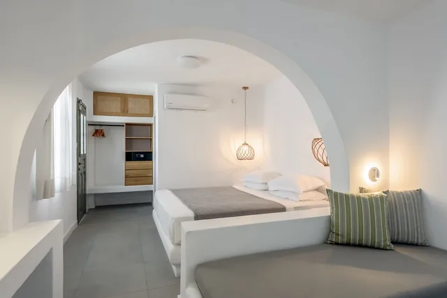 Studio, Queen Bed, Street View, Sofa، Nissia Kamares Hotel Apartments 8/10