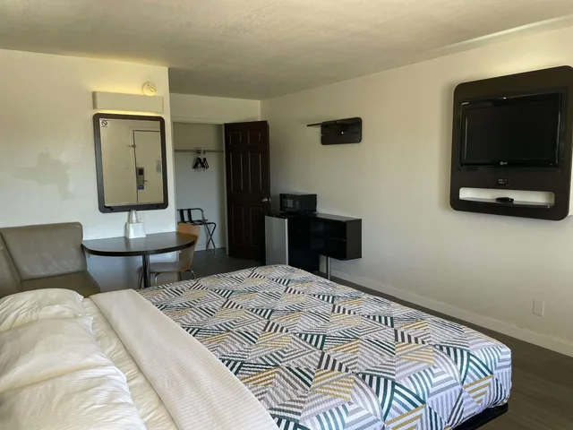 1 King Bed Mobility Accessible Tub, Nsmk، Motel6 Wichita Falls, TX - North 10/10