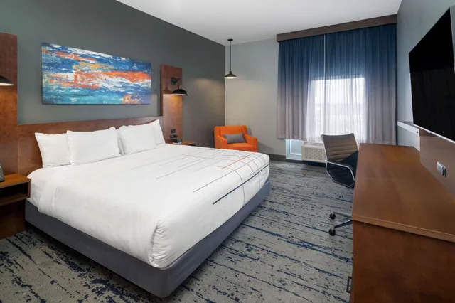 غرفة بسرير كينج، La Quinta Inn & Suites by Wyndham Louisville East 1/7