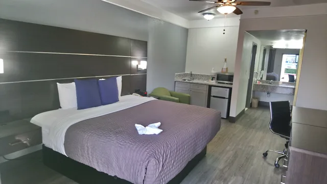 غرفة بسرير كينج، Days Inn & Suites by Wyndham NASA Space Center Houston 4/10