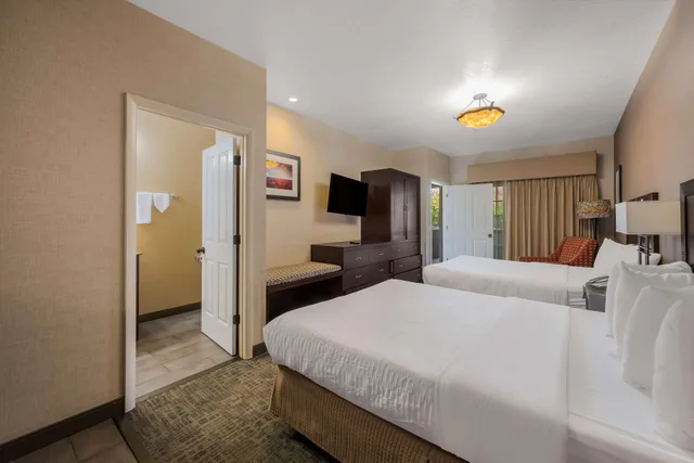 Suite, 1 King and 2 Queen Beds, Street View, Stair Access Only, Balcony, Kitchenette، Best Western Plus Canyonlands Inn 3/10