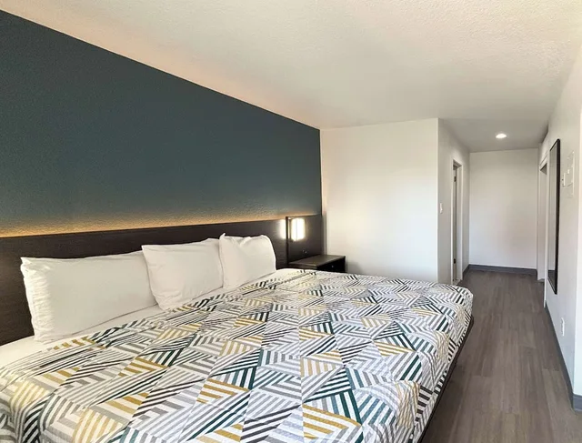 غرفة قياسية بسرير كينج بمطبخ صغير، Hotel Irving DFW Airport North 3/10