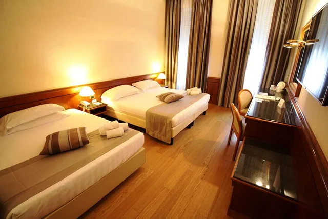 غرفة ثلاثية بسرير كوين وسرير فردي مع أريكة، Best Western Hotel Moderno Verdi 1/6