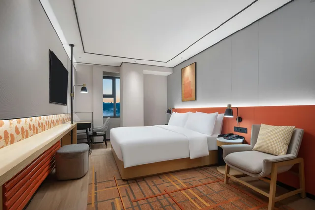 Guest Room, King Bed, Hilton Garden Inn Chengde Mountain Resort 2/3
