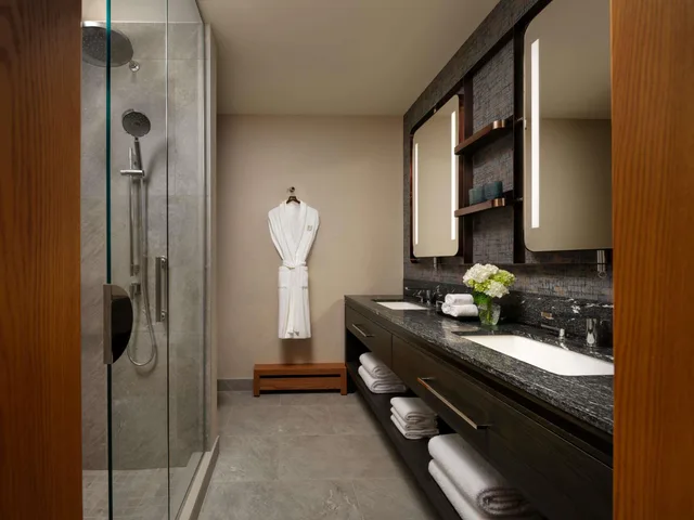 1 Bedroom, Renovated, Suite, 2 Queen Beds, Lake View، Fairmont Jasper Park Lodge 3/3