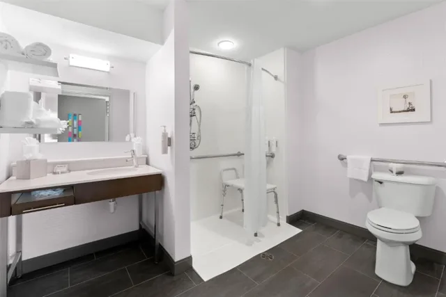 غرفة لذوي الإعاقة، Hampton Inn Suites Newtown 2/2
