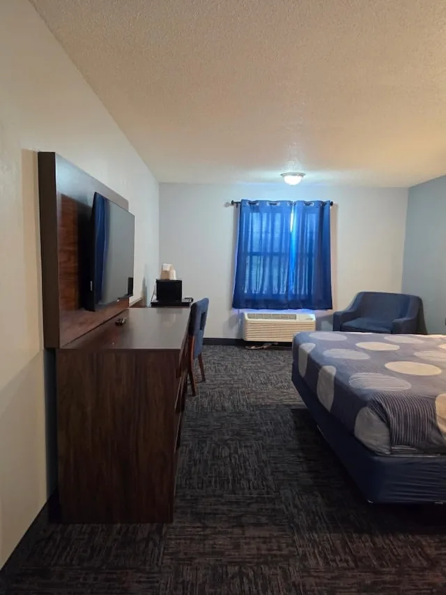 غرفة بسرير كينج للمدخنين، American Inn North Kansas City 3/10