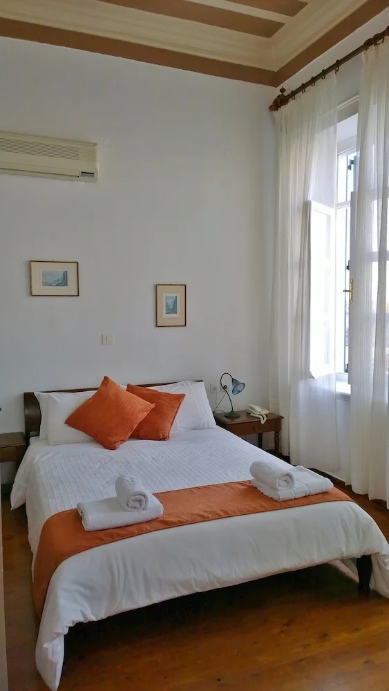 غرفة قياسية بسرير مزدوج بإطلالة على البحر، Amphora Hotel 1/5