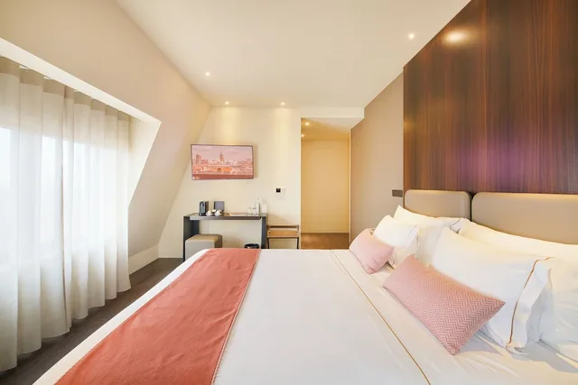 غرفة بريميوم بسرير كينج بإطلالة على المدينة، Hotel Moon and Sun Porto 1/8