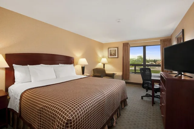 غرفة قياسية بسرير كينج، Days Inn By Wyndham Utica 4/10