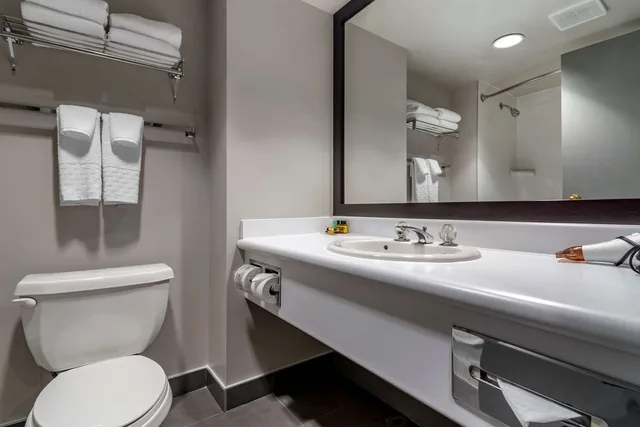 غرفة بسريرين مزدوجين بحوض استحمام، Best Western Plus Vancouver Airport Hotel 4/4
