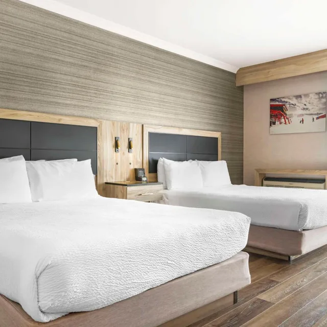 غرفة بسرير كينج وسريرين كوين بحوض استحمام لذوي الإعاقة، Best Western Plus Edmundston Hotel 1/4