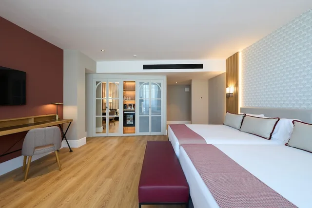 غرفة بريميوم بسريرين مزدوجين بشرفة، Hotel Catalonia Ramblas 1/4