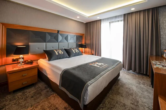 غرفة قياسية بسرير كوين، Four Seven Hotel 1/2