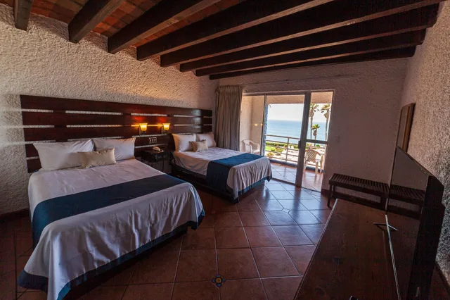 غرفة قياسية بسرير مزدوج بإطلالة على البحر، Las Rocas Resort Spa 1/5