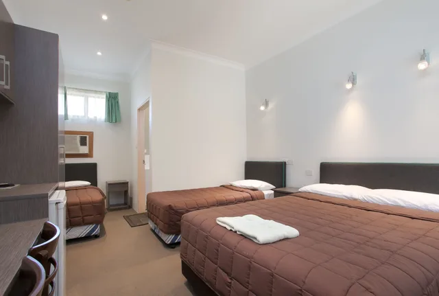 غرفة عائلية بسرير كوين وسريرين منفصلين في الطابق الأرضي، Sapphire Palms Motel 3/8