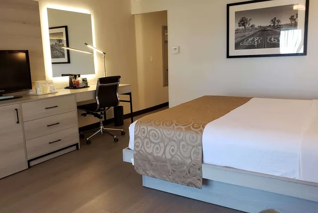 غرفة بسرير كينج مع أريكة، Ramada by Wyndham Burbank Airport 2/4