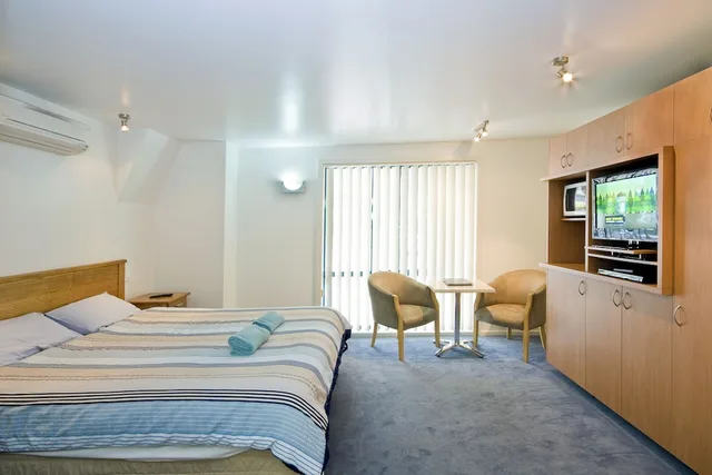 Spa, Studio, King Bed، ANCHORAGE MOTEL AND VILLAS 1/3