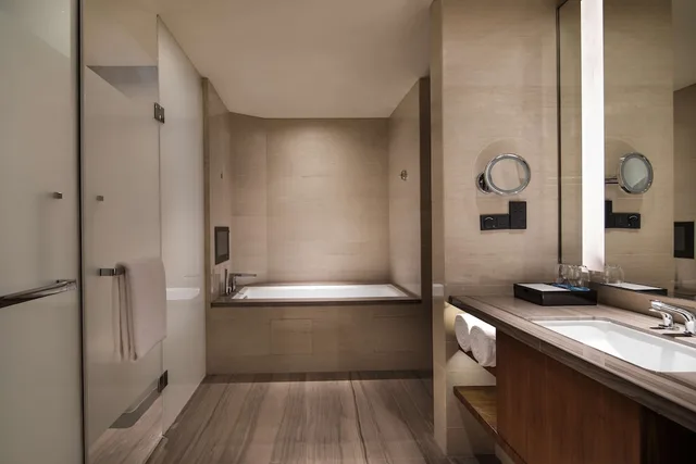 جناح ديلوكس بسرير كينج بغرفة نوم واحدة، Radisson Blu Zhengzhou Huiji 2/2