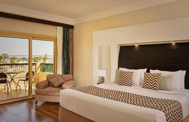 غرفة قياسية بسريرين مزدوجين بإطلالة على البحر، Coral Sea Holiday Resort And Aqua Park 1/1