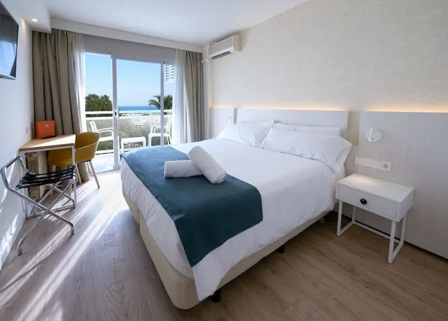 غرفة بسريرين مزدوجين بإطلالة على المسبح بشرفة، Palmasol Hotel 4/5