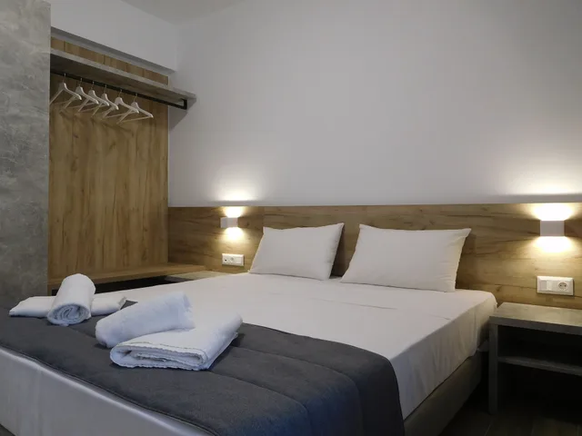 جناح جونيور بسرير كوين بغرفة نوم واحدة مع أريكة، Hotel Vozina 2/8