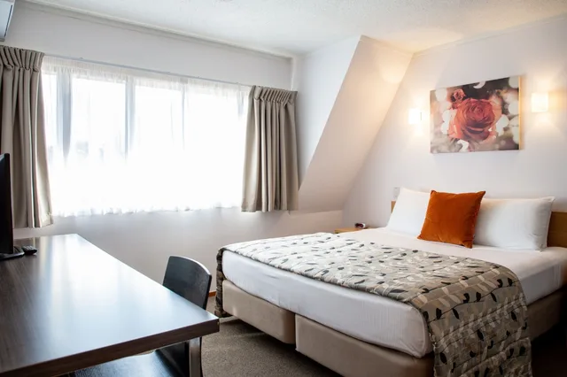 One Bedroom King Suite with Lounge، Rose Park Hotel Auckland 1/10