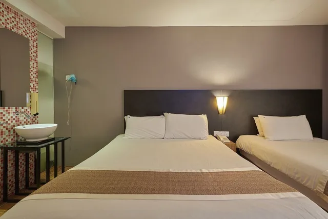 غرفة ديلوكس ثلاثية بسرير كوين وسرير فردي، The Leverage Business Hotel Kuala Kedah 1/8