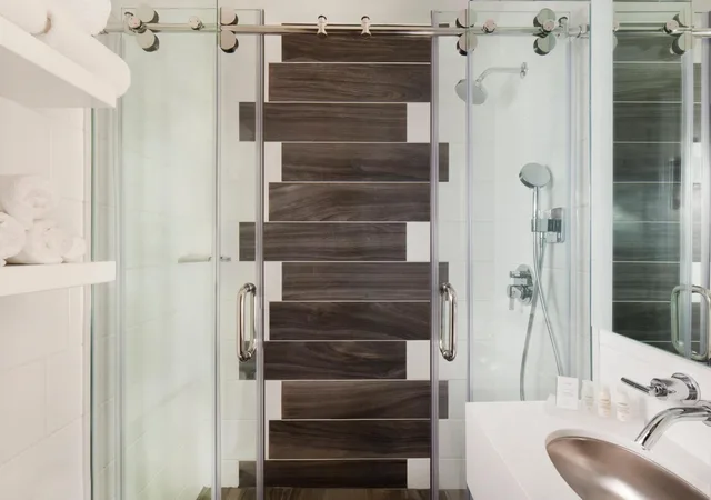 غرفة قياسية بسرير كينج وسرير كوين لذوي الإعاقة، Indigo Atlanta Midtown Hotel 4/5