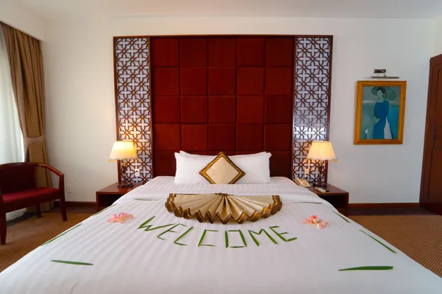 جناح بريميير بسرير كينج بإطلالة على النهر، Century Riverside 1/5