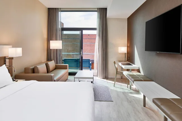 غرفة بسرير كينج بشرفة مع أريكة، AC Hotel by Marriott Greenville 1/2