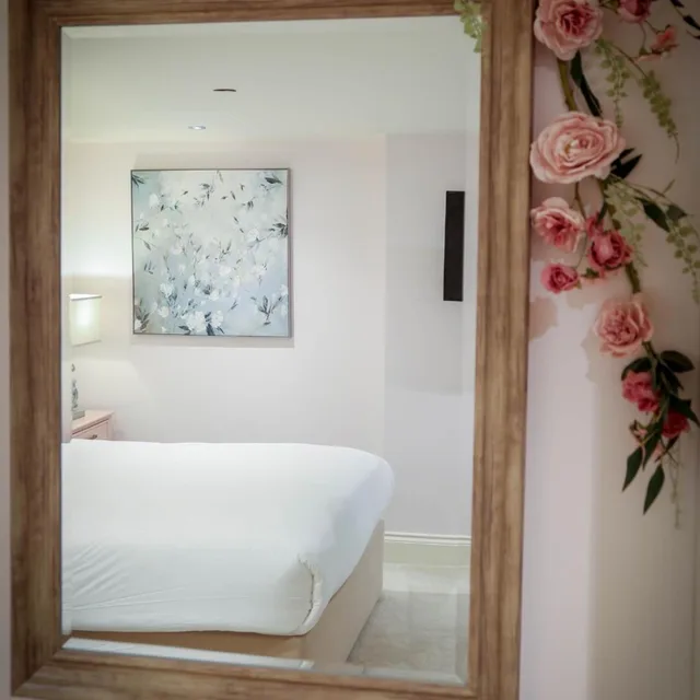 Rose، The Hotel Chester 7/9