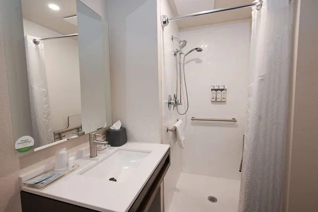 غرفة قياسية بسرير كينج لذوي الإعاقة، Holiday Inn Cleveland-Mayfield 6/6