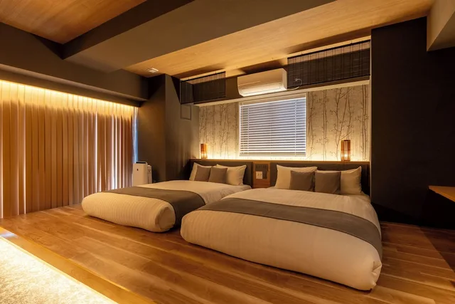 غرفة عائلية بسريرين مزدوجين مع أريكة، HOTEL TOMOS ASAKUSA 1/7
