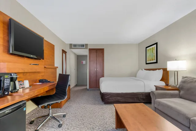 غرفة بسرير مزدوج، Clarion Hotel & Suites Brandon 4/7