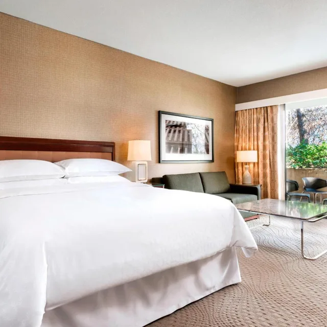 Guest Room, Superior, King Bed, Pool View, SHERATON CENTRE TORONTO 1/3
