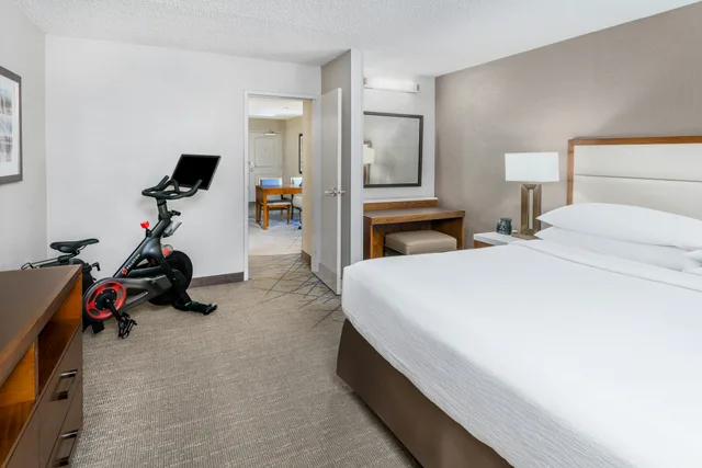Suite, King Bed, Mountain View, Peloton، Embassy Suite Hotel Colorado Springs 1/1