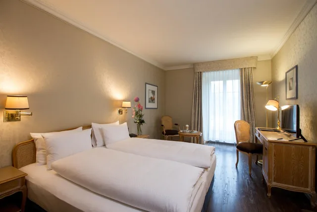 غرفة ديلوكس بسريرين منفصلين وسرير كينج بإطلالة على الجبل بشرفة مع أريكة، Grand Hotel Beau Rivage 2/8