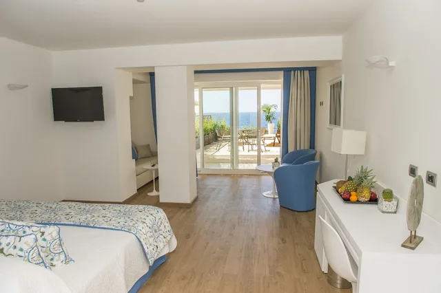 Deluxe, King Bed, Sea View, Patio, El Faro Hotel 3/5