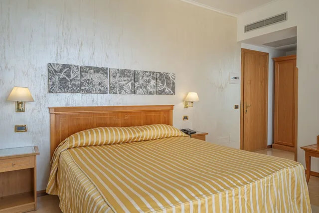 غرفة سوبيريور بسرير مزدوج بإطلالة على البحر بشرفة، Grand Hotel Moon Valley 7/10