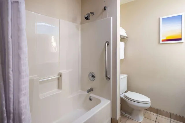 جناح ديلوكس بسرير كينج، Days Inn & Suites by Wyndham Madison 5/10