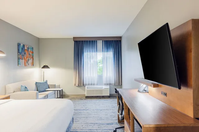 غرفة بسرير كينج بإطلالة على المسبح، La Quinta Inn Suites By Wyndham Ft Myers Sanibel Gateway 8/10