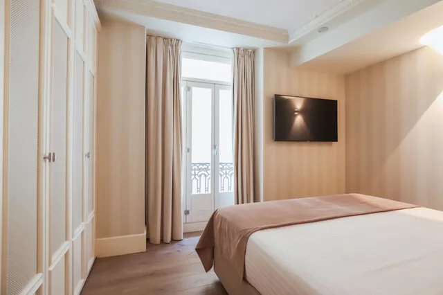 Basic, Queen Bed, MYR Palacio Vallier 2/10