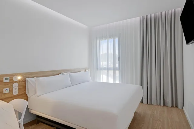 Double Room, B&B Hotel Leiria Fatima 2/6