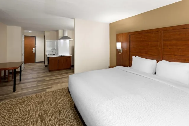 غرفة بسرير كينج مع أريكة، Hawthorn Extended Stay by Wyndham College Station South 1/3
