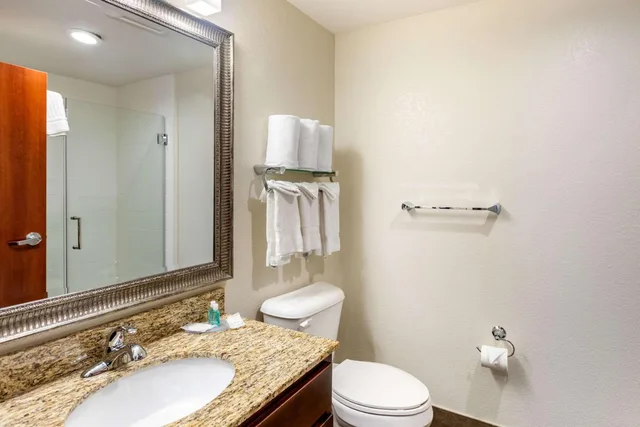 جناح بسرير كوين مع أريكة، MainStay Suites Near Denver Downtown 6/10
