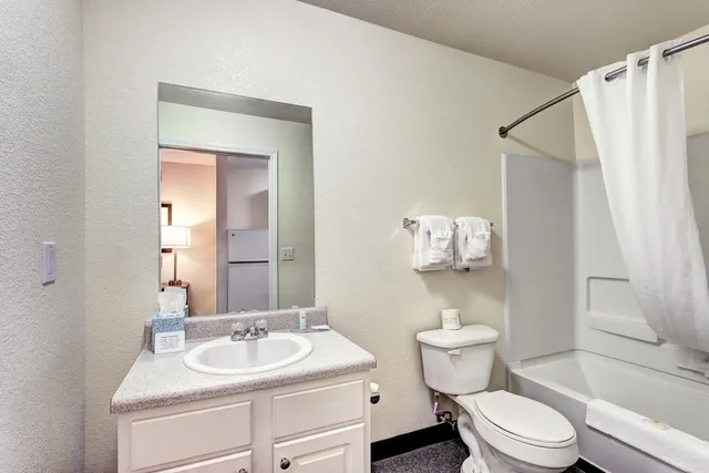 غرفة قياسية بسرير كينج، Suburban Studios Westminster Denver North 9/10