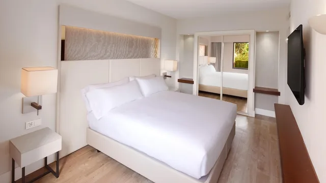 جناح بسرير كينج بشرفة، DoubleTree by Hilton Islantilla Beach Golf Resort 1/3