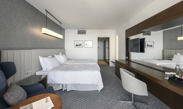 غرفة بريميوم بسريرين منفصلين بإطلالة على البحر، Makedonia Palace, WorldHotels Luxury 1/4